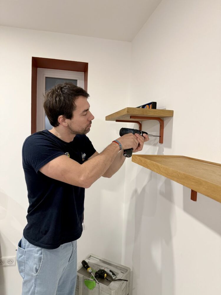 Rinald Traja pose une étagère murale
